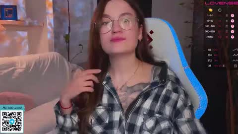 Snapshot of _nemalkovamia chatting on 10.20.25 Mia with a big heart online show from 10.20.25