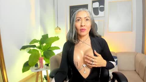 _nicoletteshea_ online show from 05.15.26