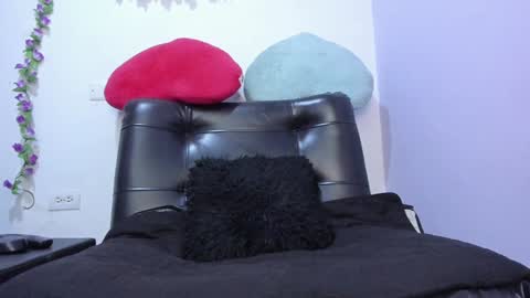 Snapshot of _nicollee chatting on 02.04.25 juliana online show from 02.04.25