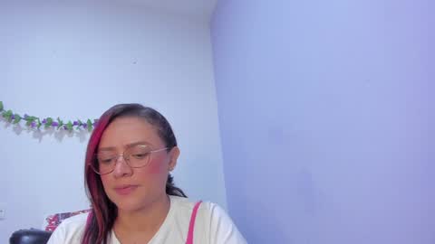 Snapshot of _nicollee chatting on 02.08.25 juliana online show from 02.08.25