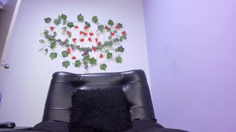 Snapshot of _nicollee chatting on 02.11.25 juliana online show from 02.11.25