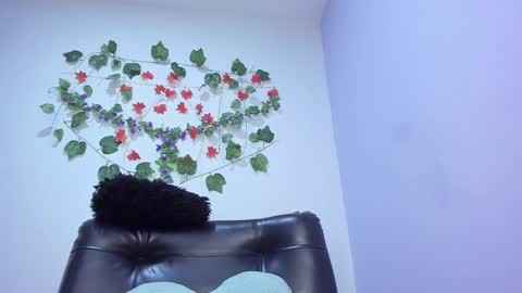 Snapshot of _nicollee chatting on 02.13.25 juliana online show from 02.13.25