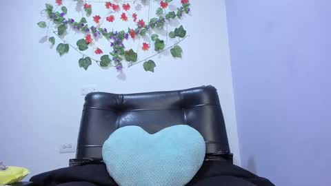 Snapshot of _nicollee chatting on 02.18.25 juliana online show from 02.18.25