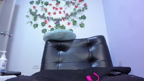 Snapshot of _nicollee chatting on 02.20.25 juliana online show from 02.20.25