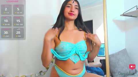 Snapshot of _orquidea_ chatting on 10.22.25 Orquidea  online show from 10.22.25