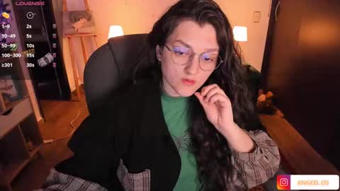 Snapshot of _peach__ chatting on 12.20.24 violeta ig online show from 12.20.24