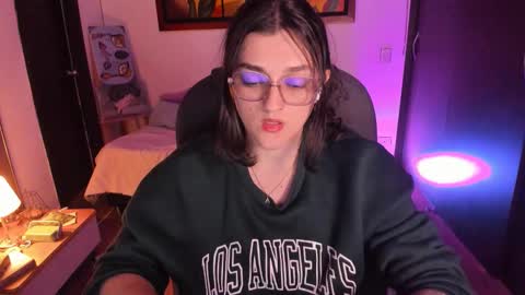 Snapshot of _peach__ chatting on 10.13.25 violeta ig online show from 10.13.25