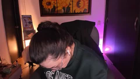 Snapshot of _peach__ chatting on 10.14.25 violeta ig online show from 10.14.25