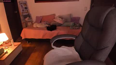 Snapshot of _peach__ chatting on 10.20.25 violeta ig online show from 10.20.25