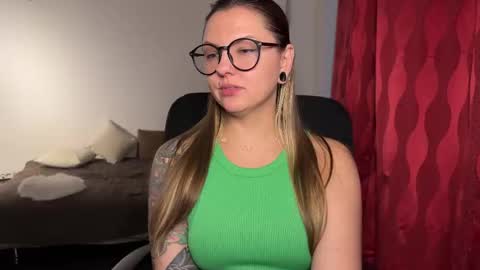 Snapshot of _private_person_ chatting on 09.29.25 HADLY today day-off see u online 0112 online show from 09.29.25