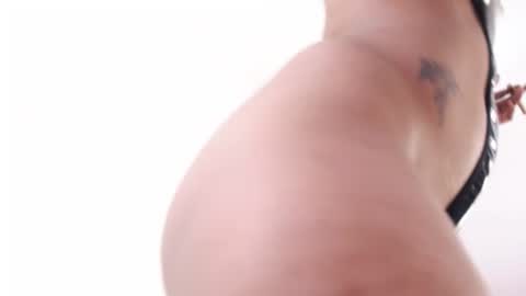 _sarahtomatto_ online show from 02.21.25