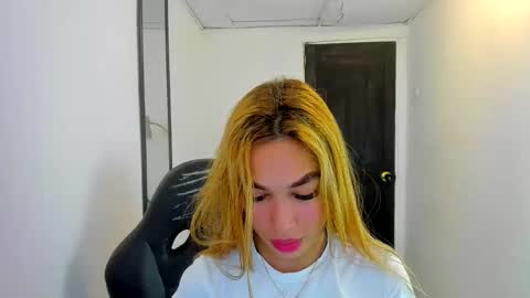 Snapshot of _scarlet_0 chatting on 05.23.26 Valerie online show from 05.23.26