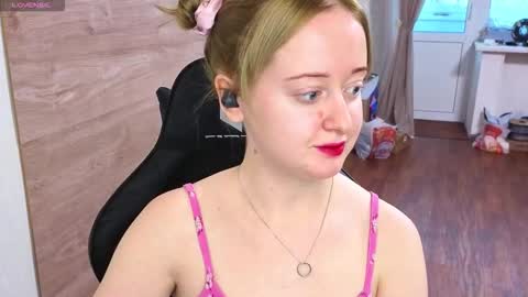 Snapshot of _sofiy_milashka chatting on 10.20.25 Sofiy online show from 10.20.25