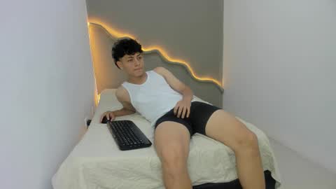 Snapshot of _theoo1 chatting on 11.04.25 Theoo online show from 11.04.25