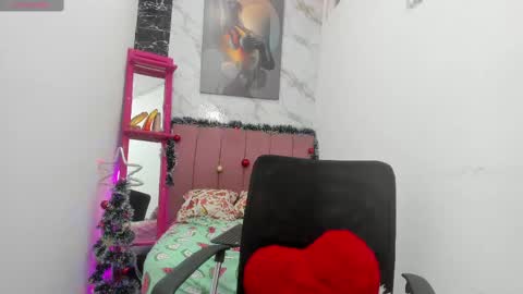 Snapshot of _tinny_hot chatting on 12.12.24 tinny online show from 12.12.24