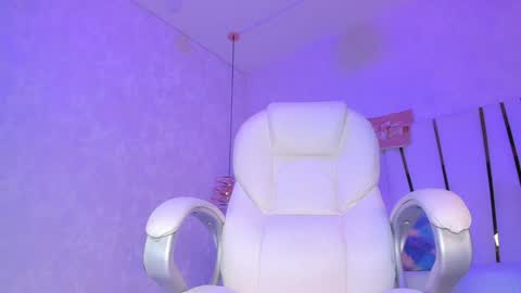 Snapshot of _tinyrousse_ chatting on 12.20.24 Rousse online show from 12.20.24