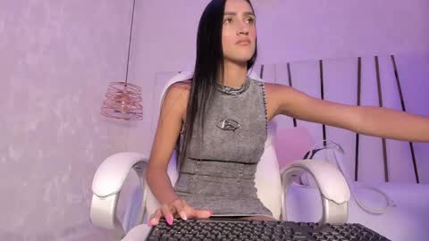 Snapshot of _tinyrousse_ chatting on 03.08.25 Rousse online show from 03.08.25