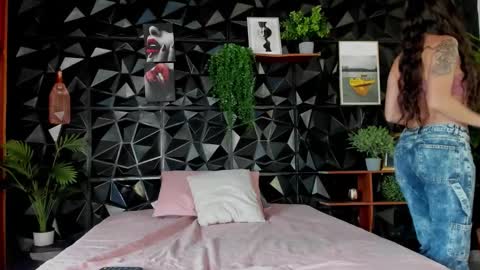 Snapshot of _valentina_69 chatting on 10.23.25 _valentina_69 online show from 10.23.25