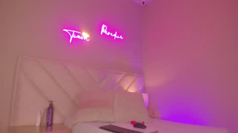 Snapshot of _wendy_x chatting on 10.21.25 _wendy_x online show from 10.21.25