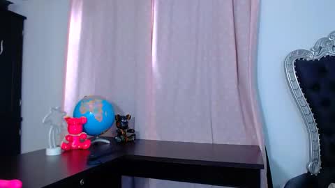 Snapshot of _xxxlittlegirl chatting on 12.18.24 ZARA online show from 12.18.24