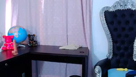 Snapshot of _xxxlittlegirl chatting on 12.19.24 ZARA online show from 12.19.24