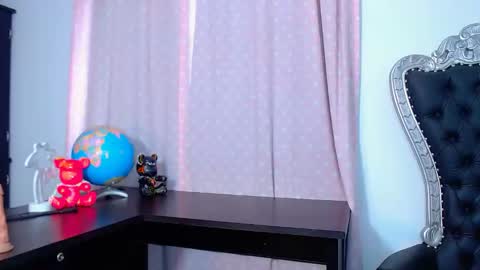 Snapshot of _xxxlittlegirl chatting on 12.20.24 ZARA online show from 12.20.24