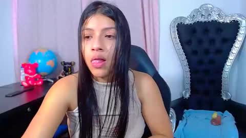 Snapshot of _xxxlittlegirl chatting on 01.11.25 ZARA online show from 01.11.25
