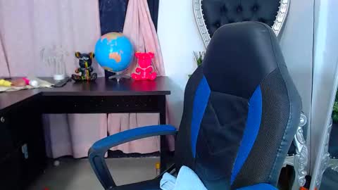 Snapshot of _xxxlittlegirl chatting on 01.20.25 ZARA online show from 01.20.25