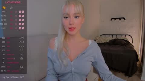 Snapshot of _your_tessa chatting on 12.20.24 Tessa - online show from 12.20.24