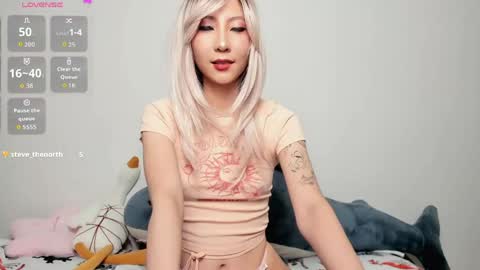 Snapshot of _yuriko chatting on 05.13.26 Mia online show from 05.13.26