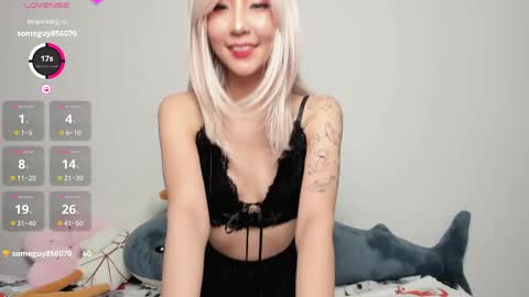 Snapshot of _yuriko chatting on 05.20.26 Mia online show from 05.20.26