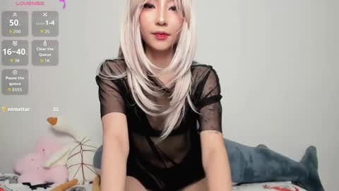 Snapshot of _yuriko chatting on 05.21.26 Mia online show from 05.21.26
