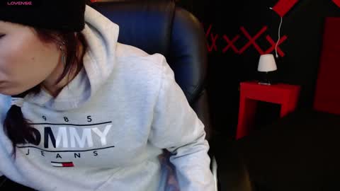 Yuyi online show from 01.20.25