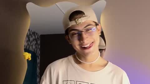 Snapshot of aaron_eze chatting on 09.16.25 Aaron Ezequiel online show from 09.16.25