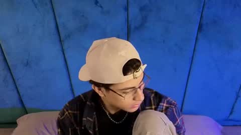 Snapshot of aaron_eze chatting on 09.17.25 Aaron Ezequiel online show from 09.17.25