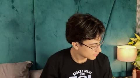 Snapshot of aaron_eze chatting on 09.18.25 Aaron Ezequiel online show from 09.18.25