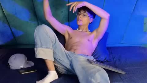 Snapshot of aaron_eze chatting on 09.23.25 Aaron Ezequiel online show from 09.23.25