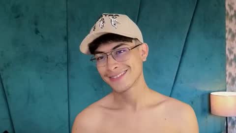 Snapshot of aaron_eze chatting on 09.29.25 Aaron Ezequiel online show from 09.29.25