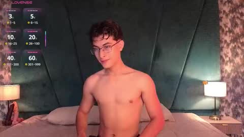 Snapshot of aaron_eze chatting on 02.11.26 Aaron Ezequiel online show from 02.11.26