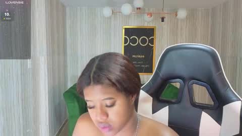 Snapshot of abby_t_ chatting on 11.05.25 abby online show from 11.05.25