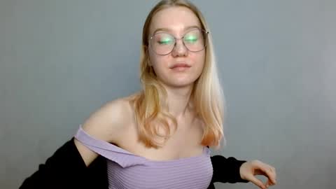 Abby Lovense is active online show from 02.22.25