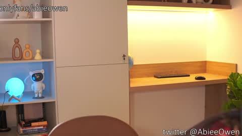 abie_owen online show from 11.12.25