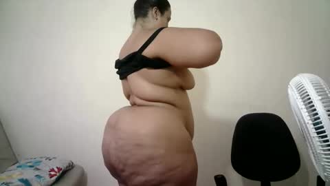 Snapshot of abril__ass chatting on 10.21.25 abril__ass online show from 10.21.25