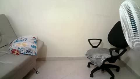 Snapshot of abril__ass chatting on 10.24.25 abril__ass online show from 10.24.25