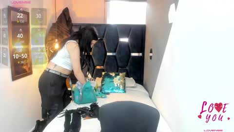 Snapshot of abril_fox__ chatting on 05.27.26 Abril Fox online show from 05.27.26