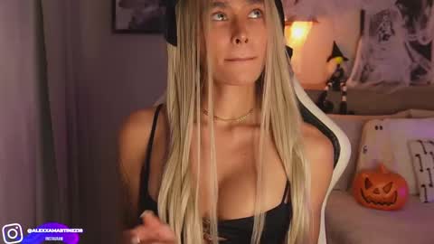 Snapshot of abril_w18 chatting on 10.09.25 My name is Alexa. Please say hello I like to chat with you. If you have requests please use tip online show from 10.09.25