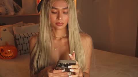 Snapshot of abril_w18 chatting on 10.13.25 My name is Alexa. Please say hello I like to chat with you. If you have requests please use tip online show from 10.13.25