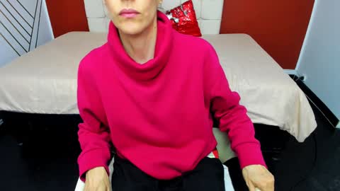 Snapshot of abrillee1 chatting on 12.27.24 ABRIL online show from 12.27.24