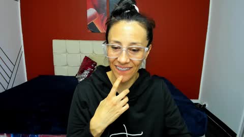 Snapshot of abrillee1 chatting on 01.12.25 ABRIL online show from 01.12.25