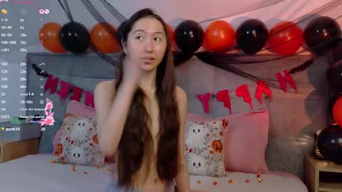 Snapshot of ada_di chatting on 10.30.25 Akia online show from 10.30.25